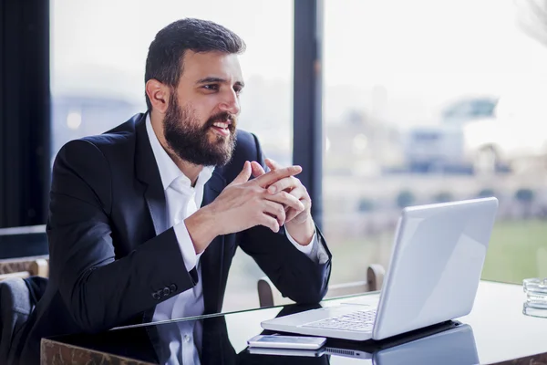 Businessman working on laptop in restaurant — Stock Photo, Image