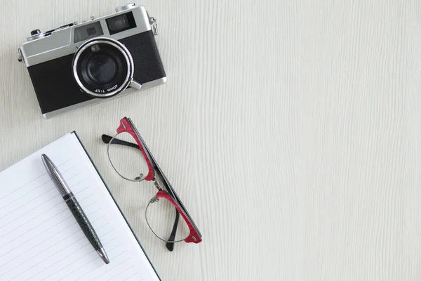 Notebook, caneta, óculos e câmera velha — Fotografia de Stock