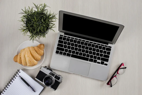 Laptop, smartphone, cámara y gafas — Foto de Stock