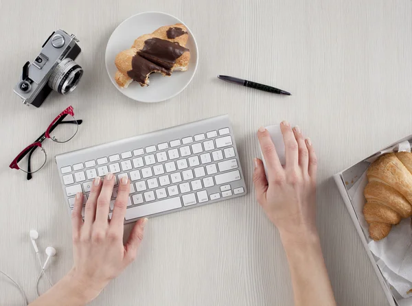 Mujer manos escribiendo en el teclado — Foto de Stock