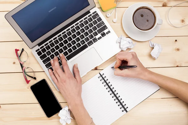 Le mani della donna che scrivono in notebook vuoto — Foto Stock