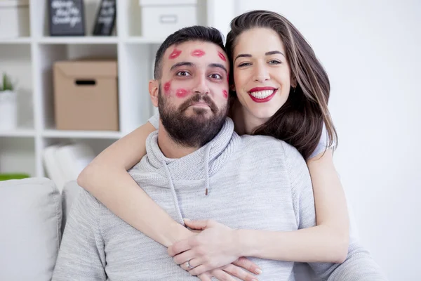 Mulher beijando homem com batom vermelho — Fotografia de Stock