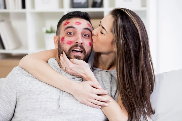 Mujer besándose hombre con lápiz labial rojo — Foto de Stock