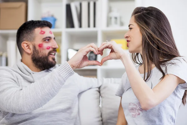 Pareja haciendo forma de corazón —  Fotos de Stock