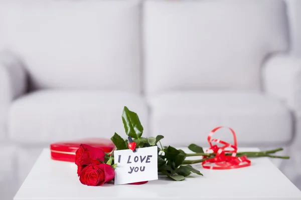Červené růže s poznámkou, že tě miluji — Stock fotografie