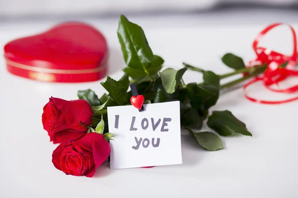 Rode rozen met noot dat ik hou van je — Stockfoto