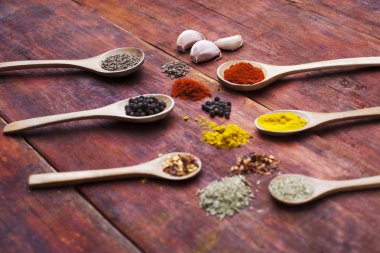 Ahşap tahta üzerinde renkli baharat