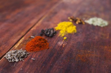 Çeşitli renkli toz baharat