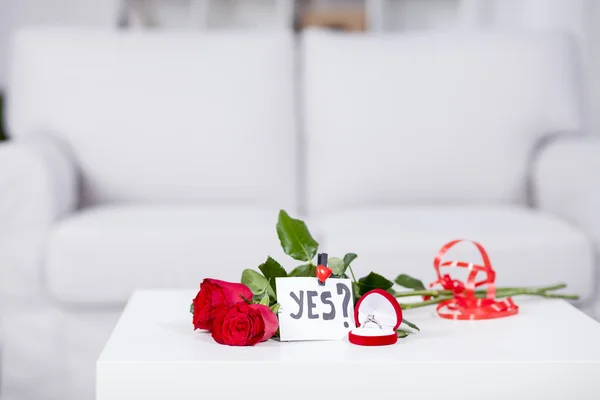 Röda rosor och ring — Stockfoto