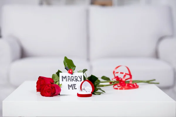 Rosas vermelhas com nota MERRY ME — Fotografia de Stock