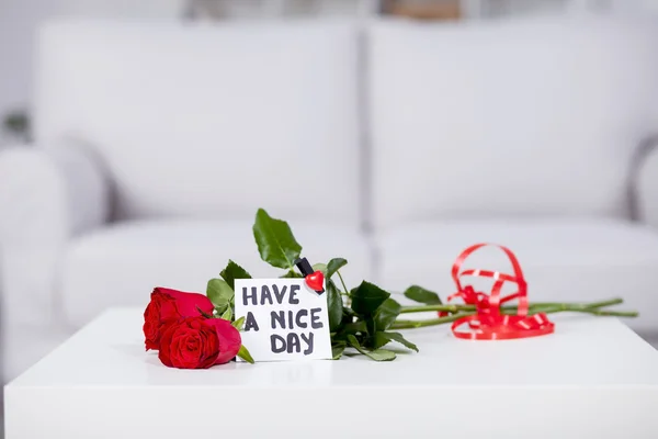 Red roses with note HAVE A NICE DAY — Stock Photo, Image