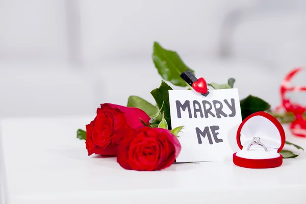 Red rose with note MARRY ME — Stock Photo, Image