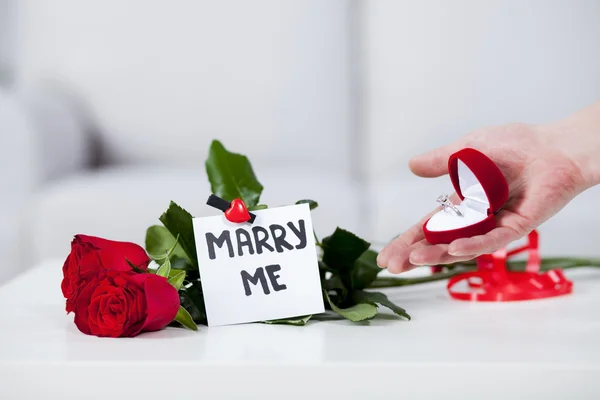 Rote Rosen mit Notiz heiraten mich — Stockfoto