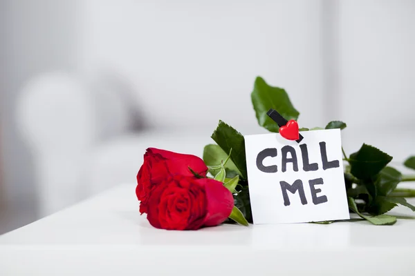 Rode rozen met noot Bel me — Stockfoto