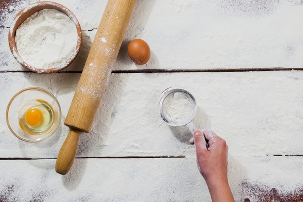 Средства для приготовления хлеба и руки — стоковое фото
