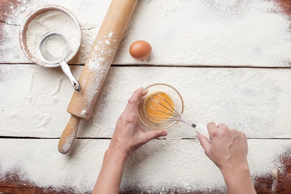 Hände und Mittel zum Brotbacken — Stockfoto