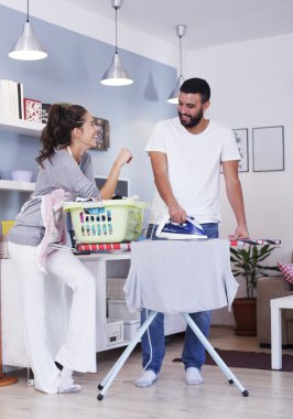 Odadaki adam Ütü Çamaşırhane