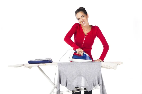 Hausfrau bügelt Hemd — Stockfoto