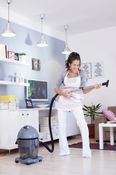 Wanita membersihkan dengan vacuum cleaner — Stok Foto