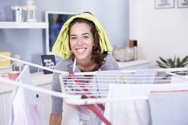 Женщина стирает белье в комнате — стоковое фото