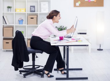 İşkadını önünde bilgisayarda çığlık