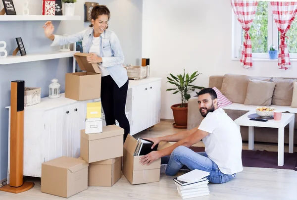 Couple packing cardboard boxes — Stock Photo, Image