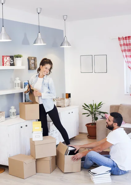 Couple packing cardboard boxes — Stock Photo, Image