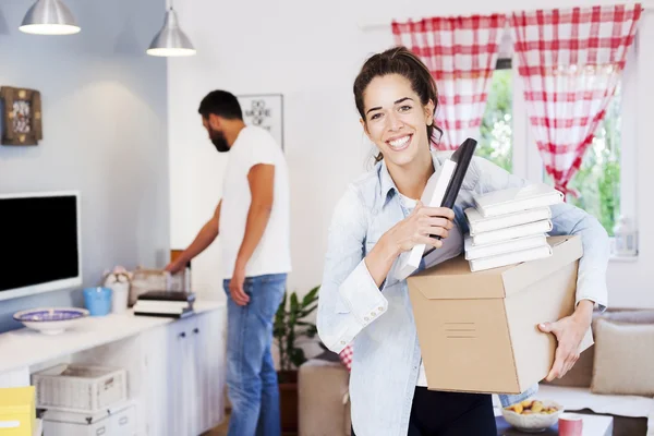 Couple packing cardboard boxes — Stock Photo, Image