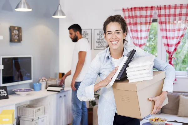 Couple packing cardboard boxes — Stock Photo, Image