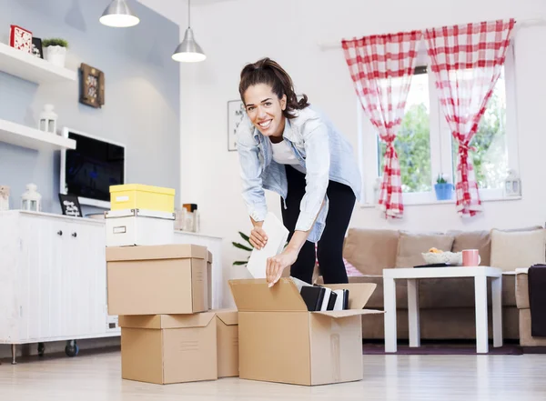 Girl packing cardboard boxes — Stock Photo, Image