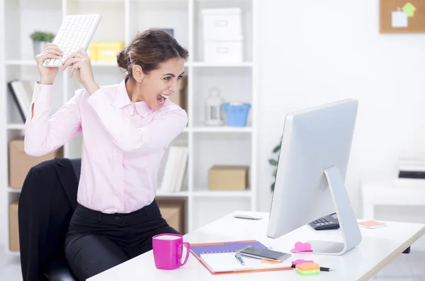 Mulher de negócios irritada prestes a quebrar computador — Fotografia de Stock