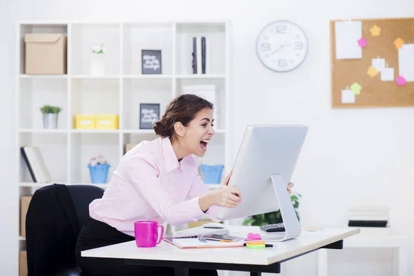Femeie de afaceri țipând în față pe calculator — Fotografie, imagine de stoc