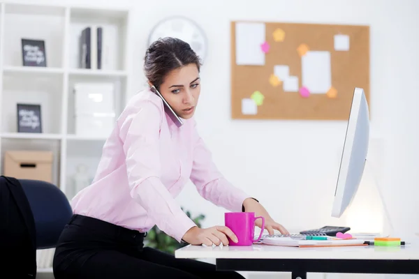 Businesswoman working at desk — Stock Photo, Image