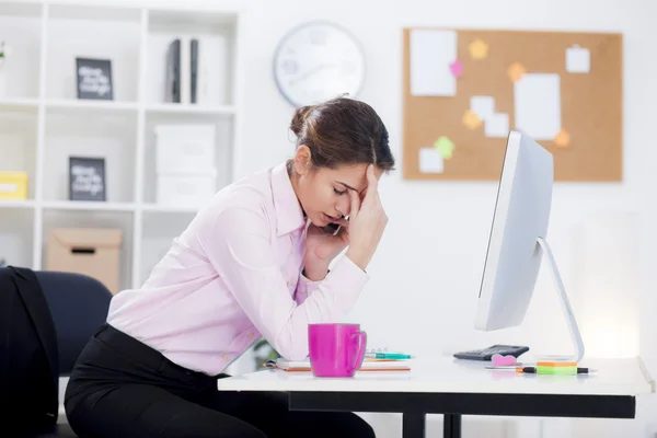 Müde Geschäftsfrau bei der Arbeit — Stockfoto