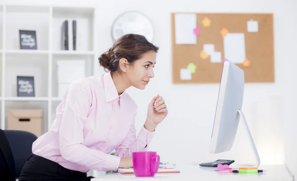 Empresária trabalhando em sua mesa — Fotografia de Stock