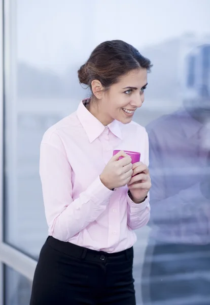 Affärskvinna dricka kaffe — Stockfoto