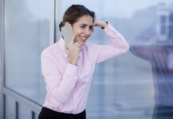 Affärskvinna med mobiltelefon — Stockfoto