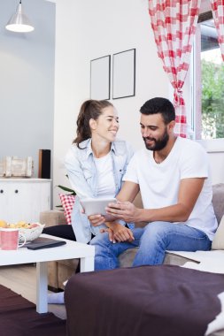 Çift kanepede tablet kullanma