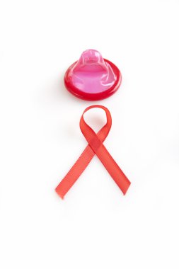 Dünya AIDS günü işareti ve prezervatif