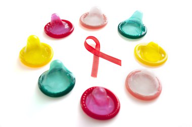 Dünya AIDS günü işareti ve prezervatif