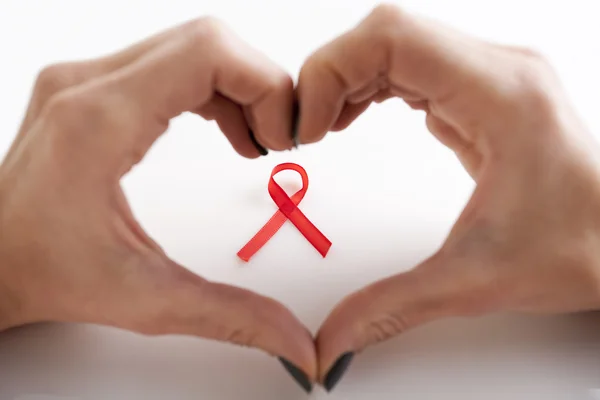 Manos y el Día Mundial del SIDA signo —  Fotos de Stock