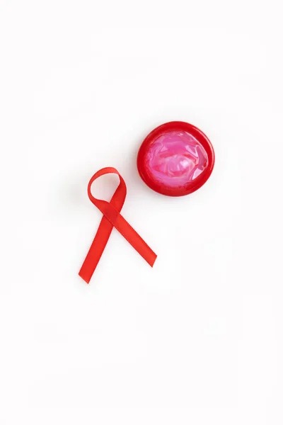 Día Mundial del SIDA signo y condón — Foto de Stock