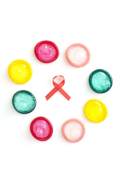 Día Mundial del SIDA signo y condones — Foto de Stock