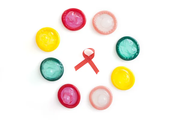 Знак Всемирного дня борьбы со СПИДом и презервативы — стоковое фото