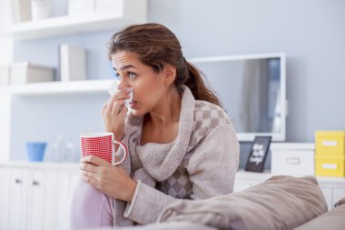 burun üfleme ve çay içme hasta kadın