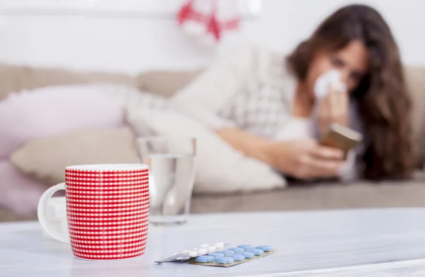 Vrouw met hoofdpijn te typen op de telefoon — Stockfoto