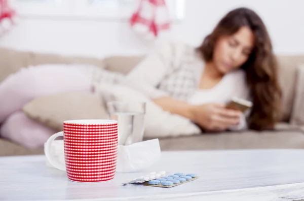 Kvinna med huvudvärk att skriva på telefon — Stockfoto