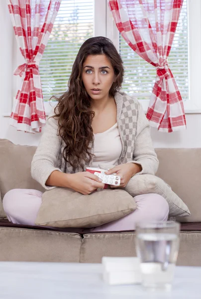 Frau mit starken Kopfschmerzen nimmt Tabletten — Stockfoto