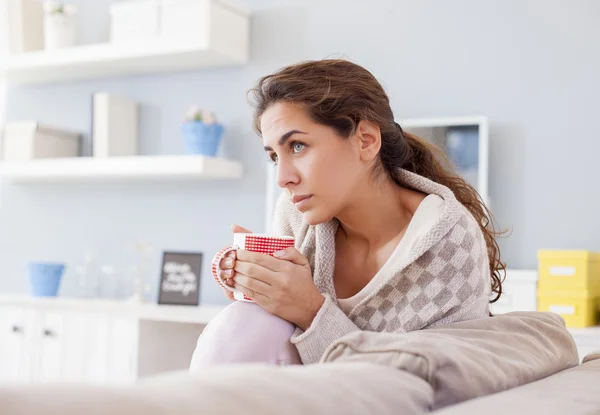 Wanita minum teh di kamar — Stok Foto