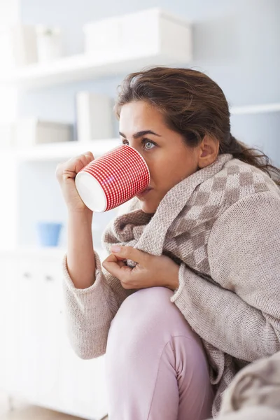 Wanita minum teh di kamar — Stok Foto